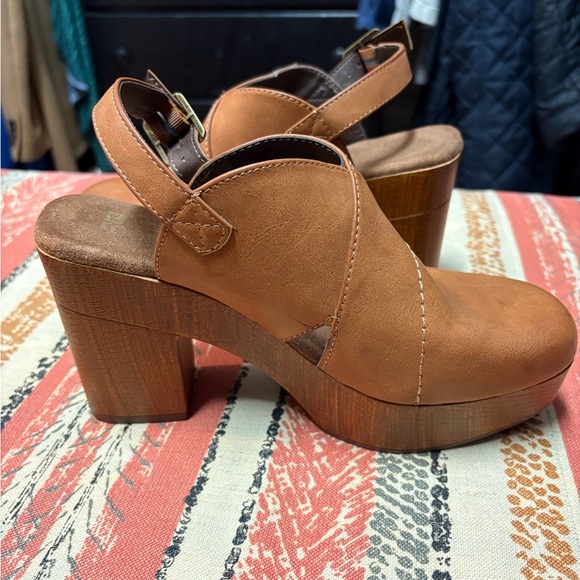 NWOT White Mountain Brown Platform Clogs - Picture 3 of 5